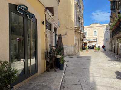 Il dispositivo, realizzato in ferro e insidiato dalla ruggine, � piazzato accanto all'ingresso dell'Antico Cav�, uno dei tanti ristoranti della zona. 